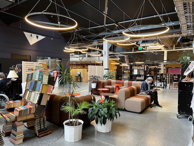 Interiör i ett bibliotek