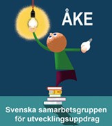 Åke byter en lampa. Text :Åke: Svenska samarbetsgruppen för utvecklingsuppdrag
