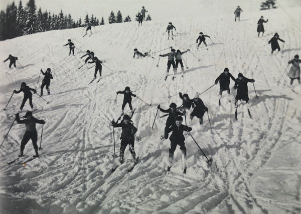 Elever från Nuijamaan kansakoulu firar sportlov i början av 1900-talet.